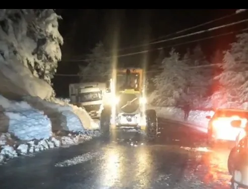 KARDAN KAYAN TİR  ULAŞIMI AKSATTI