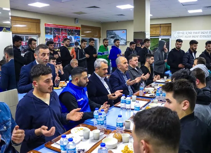 Rize Valisi İhsan Selim Baydaş, Recep Tayyip Erdoğan Üniversitesi öğrencileriyle birlikte sahur yaptı. 