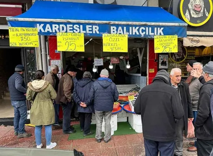 Rize’nin Pazar ilçesinde istavritin kilosu 25 TL’ye düşünce tezgahta kuyruk oluştu