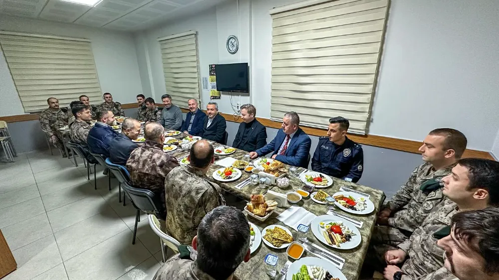 Vali Baydaş, Özel Harekât Polisleri İle Sahur Yaptı