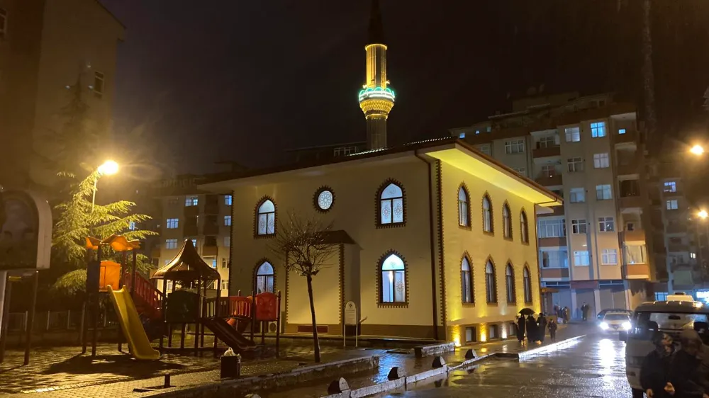 Rize’de Ramazan ayının ilk enderun usulü teravih namazı Berat Camii’nde kılındı