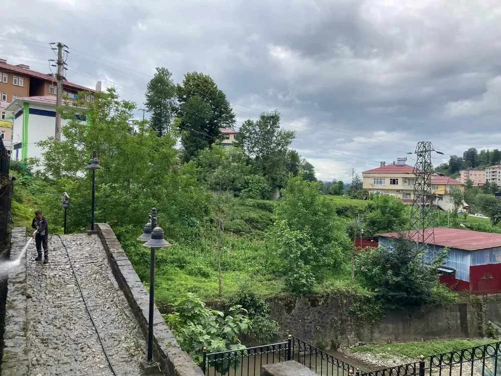 Kalkandere Tarihi Kemer Köprüsü Belediye Ekiplerince Temizlendi