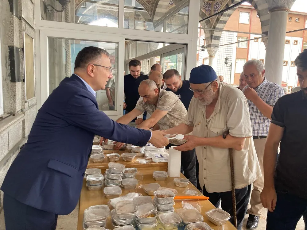 Mehmet Yılmaz, Kalkandere Merkez Camii’nde Aşure Dağıtımı Gerçekleştirdi