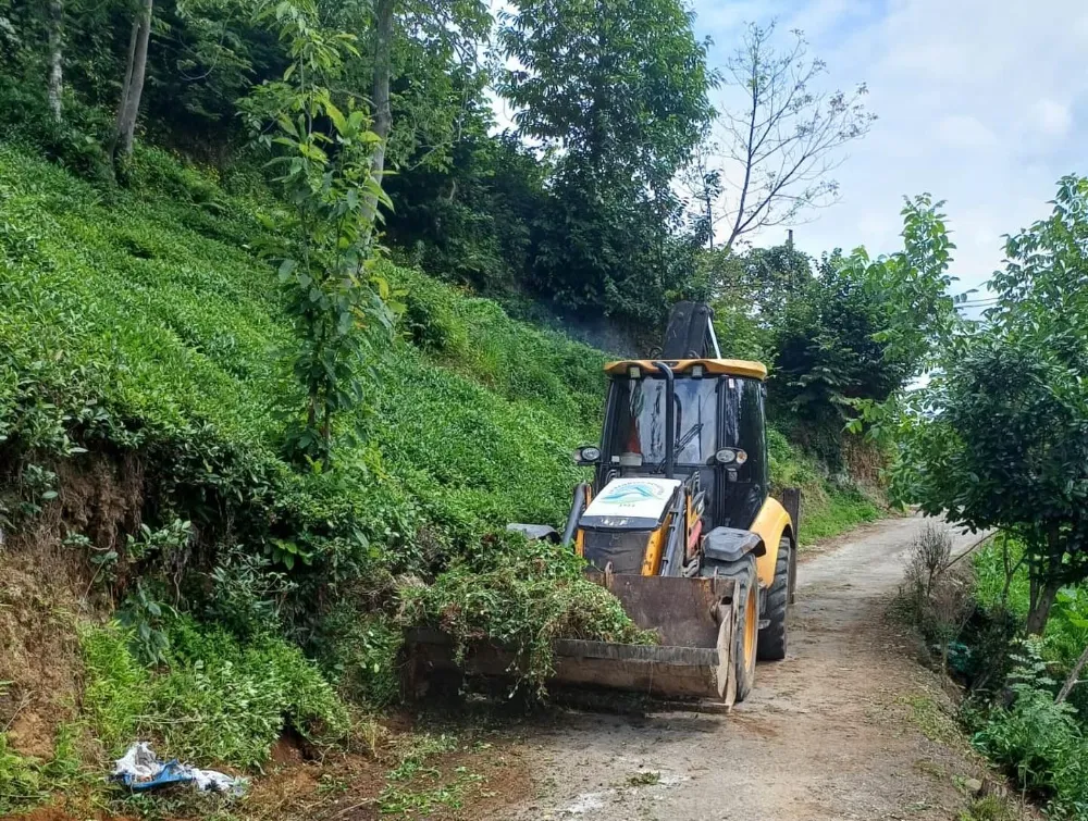 Aşağı Tatlısu ve Kızıltoprak Mahallelerinde Yol Temizleme ve Genişletme Çalışması Yapıldı