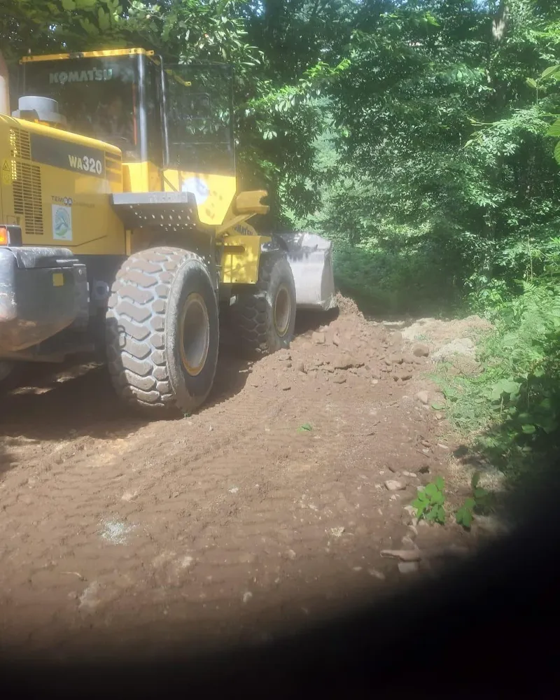 Kalkandere Belediyesi  Çay arazi yollarında yol tesviye çalışmaları gerçekleştirdi