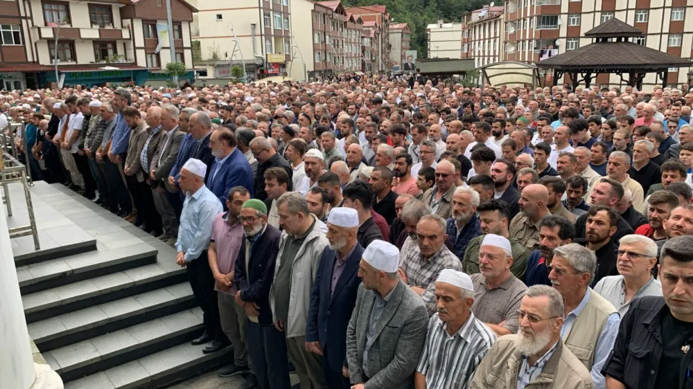 RİZE’de Okulda yangın merdiveninden düşüp ölen Gizem Kazdal Toprağa verildi