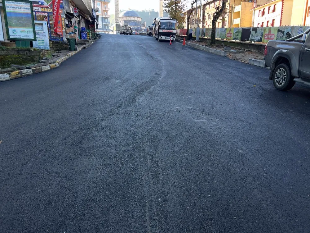 Kalkandere Belediyesi; İlçe merkezinde yürüttüğü asfalt serim çalışmalarını tamamladı