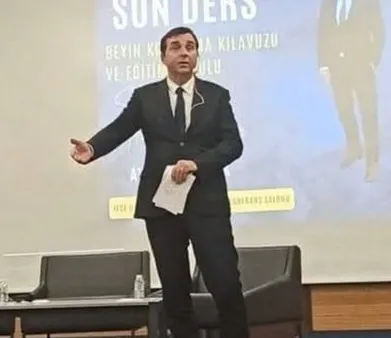 Kum Saati Akarken: Gençliğe Dair Bir Muhasebe