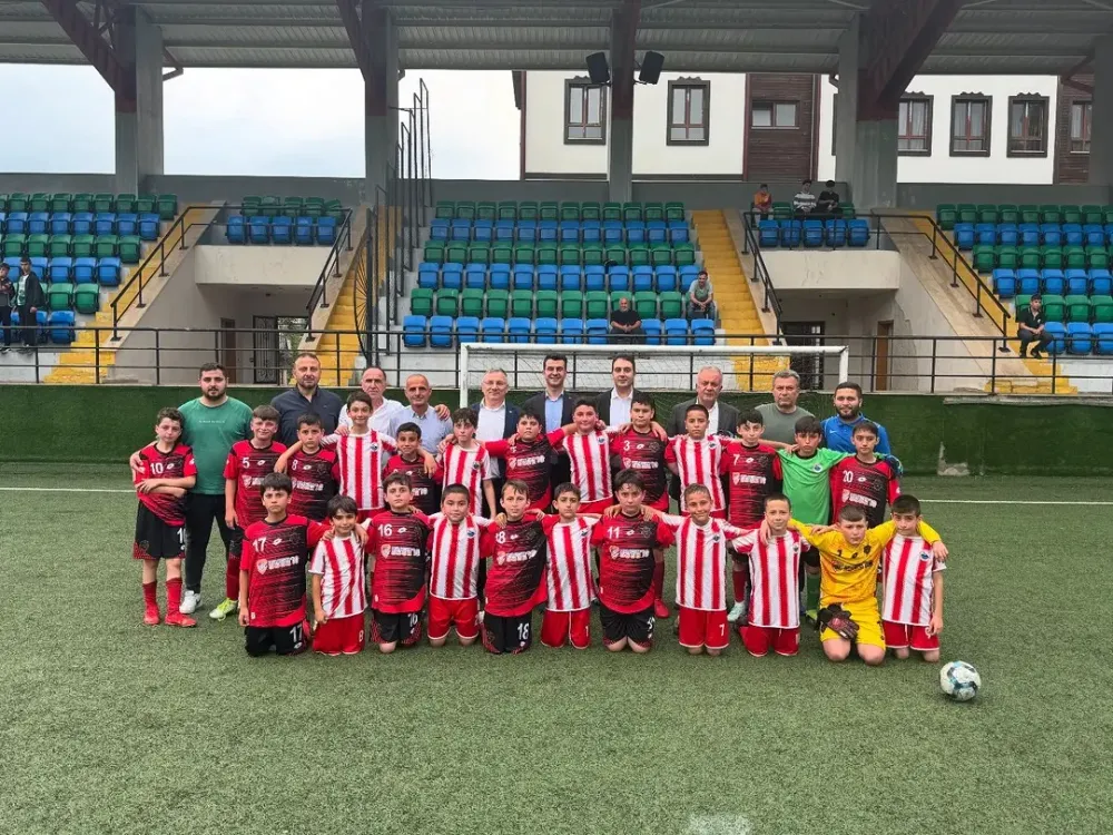Kaymakamımız Sayın Alpay DİNCEL, İkizdere Kaymakamı Sayın Ali ÖZDAŞ ile birlikte İkizderegücü Spor – Kalkanderespor U-12 Futbol Müsabakasını Takip Etti.