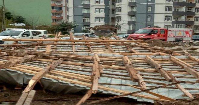 Rize de akşam saatlerinde çıkan şiddetli rüzgâr