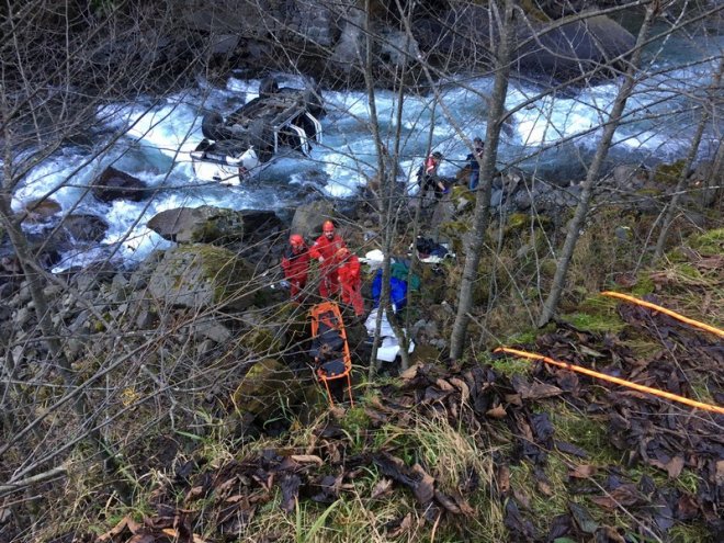 Rize'de kamyonet dereye yuvarlandı: 1 ölü 4 yaralı