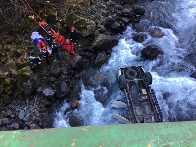 Rize'de kamyonet dereye yuvarlandı: 1 ölü 4 yaralı