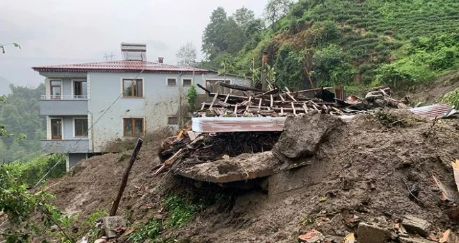 Rize’de Şiddetli Yağış Sonrası Heyelan Meydana Geldi: 8 Ev Tedbir Amaçlı Boşaltıldı