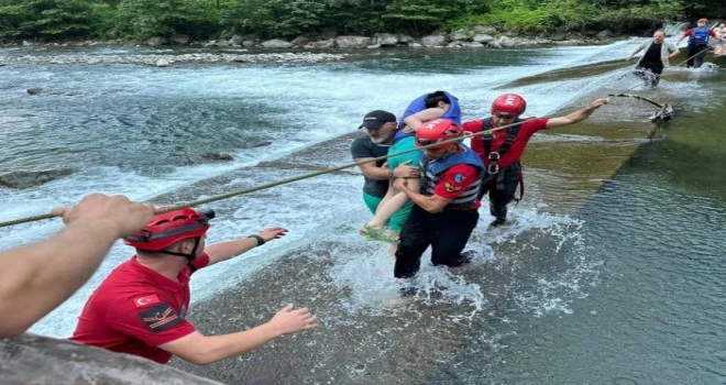 SERİNLEMEK İÇİN GİRDİĞİ DEREDE AKINTIYA KAPILAN ÇOCUK VE PEŞİNDEN SUYA ATLAYAN BABASINI JAK EKİPLERİ VE VATANDAŞLAR KURTARDI