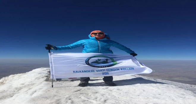 Ağrı zirvesinde Ay Yıldızlı Bayrağımızı ve Kalkandere Vakfı Flamasını dalgalandırdı.