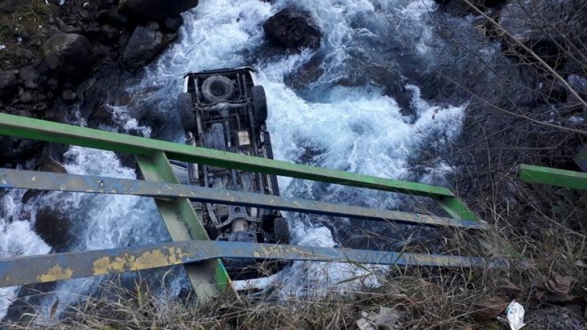 Rize'de kamyonet dereye yuvarlandı: 1 ölü 4 yaralı