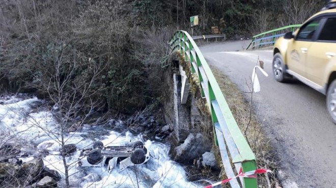 Rize'de kamyonet dereye yuvarlandı: 1 ölü 4 yaralı
