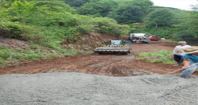 Yol betonlama çalışmaları devam ediyor