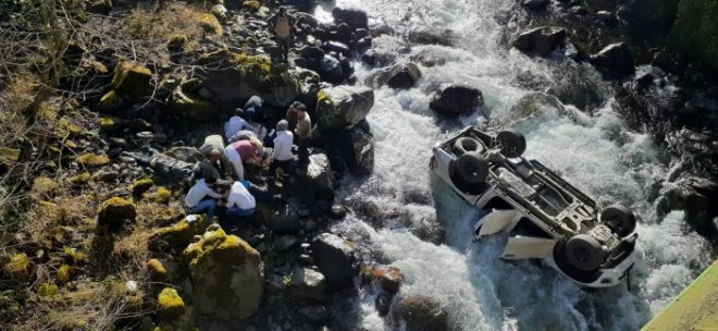 Rize'de kamyonet dereye yuvarlandı: 1 ölü 4 yaralı