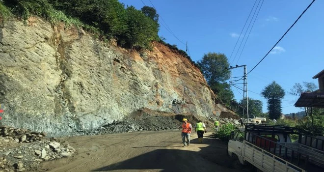 Rize Yolbaşı Kalkandere Yolunda Çalışmalar Devam Ediyor.