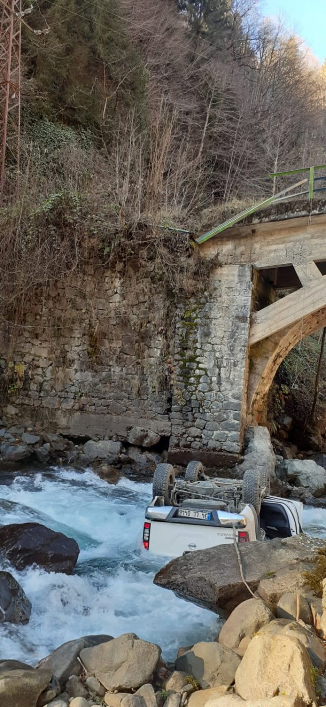 Rize'de kamyonet dereye yuvarlandı: 1 ölü 4 yaralı
