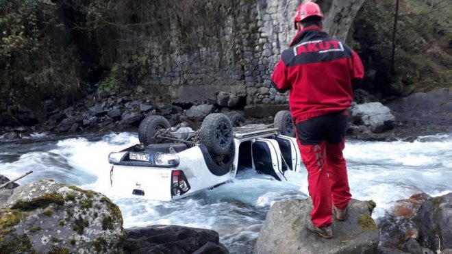 Rize'de kamyonet dereye yuvarlandı: 1 ölü 4 yaralı