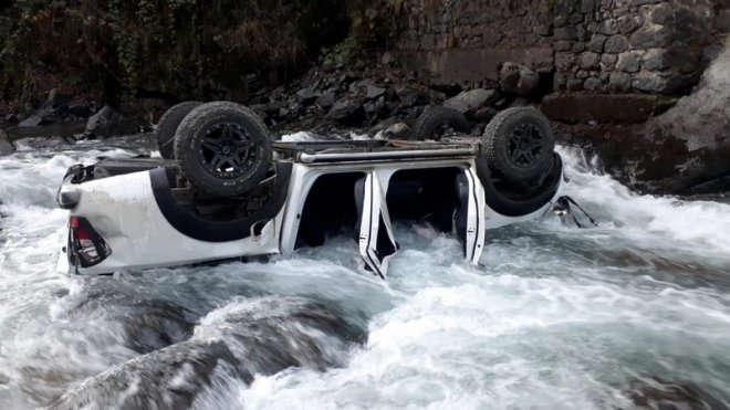 Rize'de kamyonet dereye yuvarlandı: 1 ölü 4 yaralı