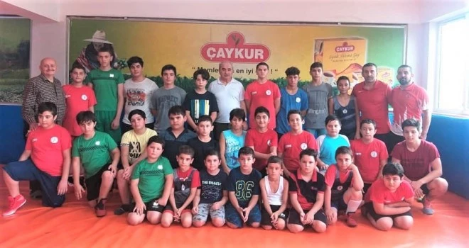 ÇAYKURSPOR’LU MİNİK GÜREŞCİLER GELECEK VAAT EDİYOR