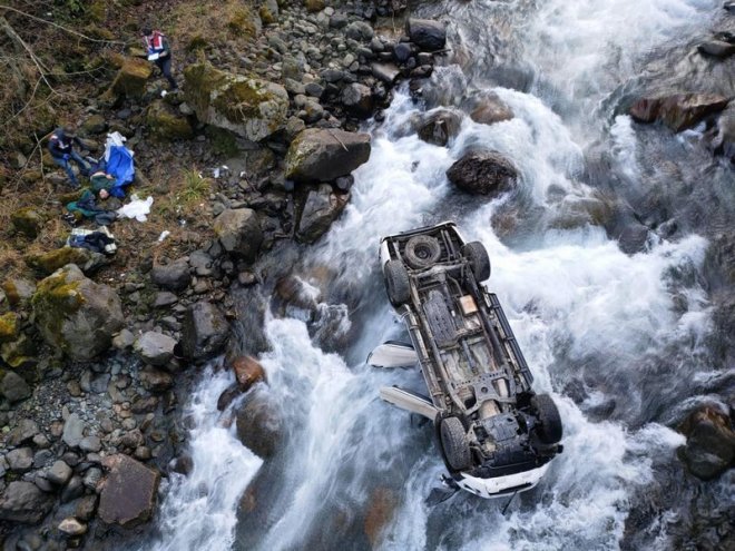Rize'de kamyonet dereye yuvarlandı: 1 ölü 4 yaralı