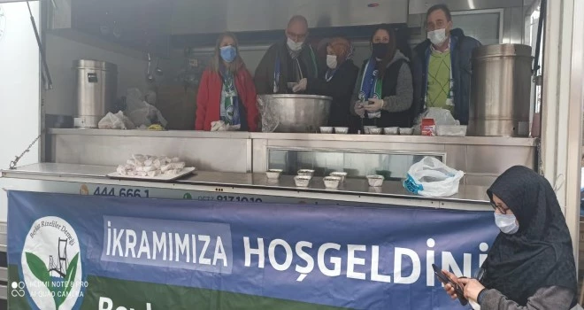 Lahana çorbası ve mısır ekmeği dağıtıldı