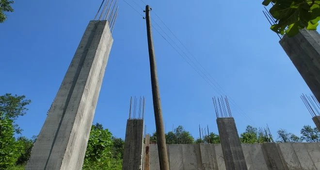 Vatandaşın Arsasında Elektrik Direği